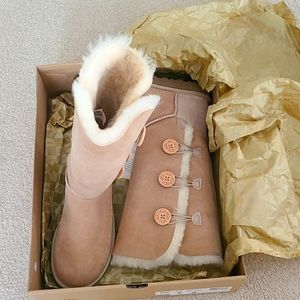 UGG Bailey Button Triplett Sand Size 8